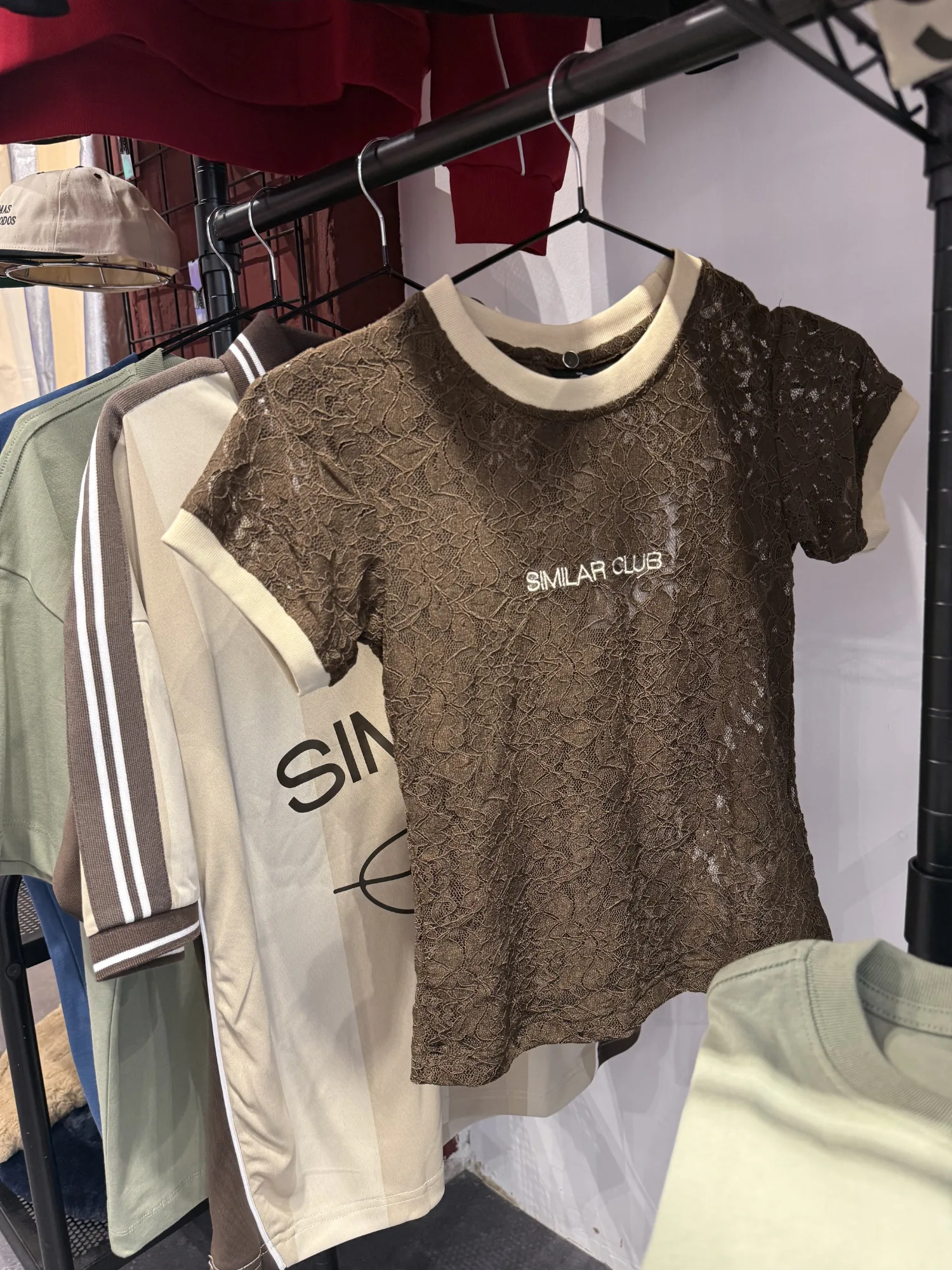 Camiseta con textura de encaja de marca Similar Club