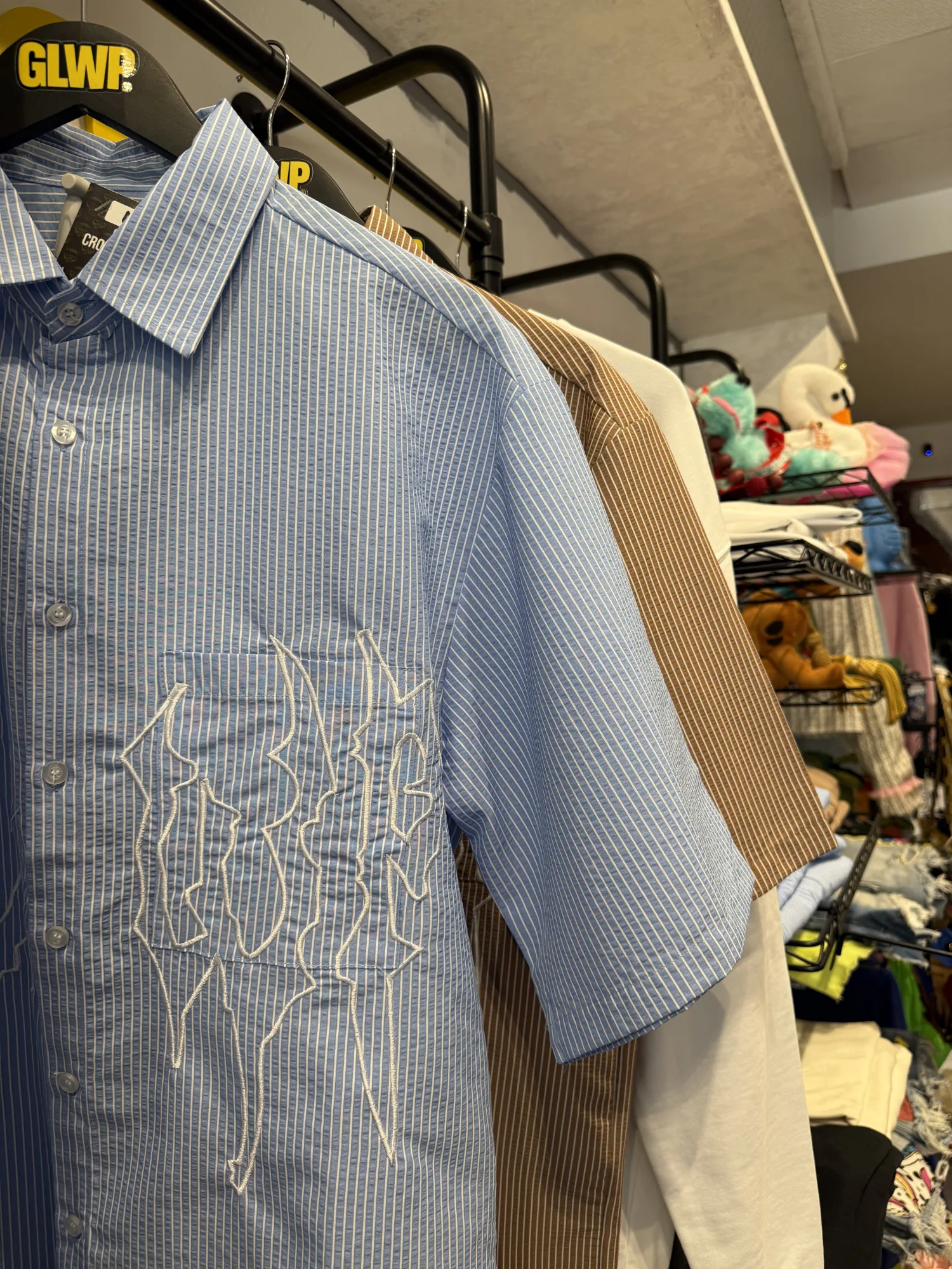 Camisa con bordado de marca Glwp