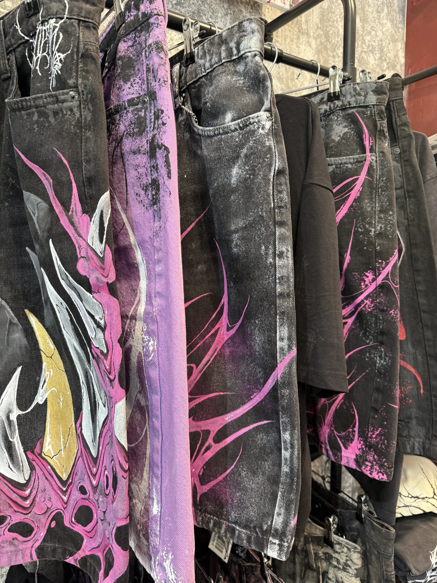 Detalles de pantalones pintados a mano de Kenopsia