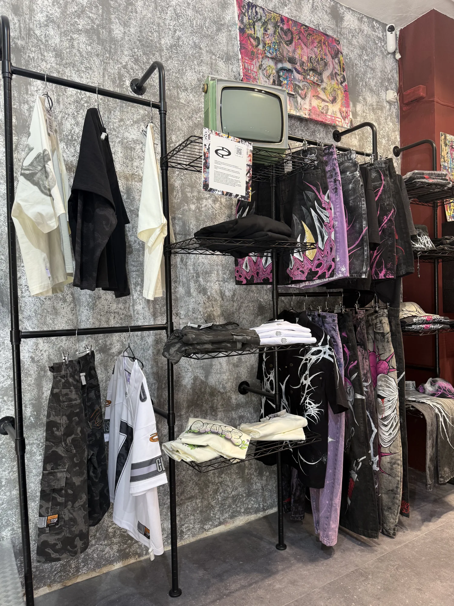 Estantes pared con marcas Phase Club y Kenopsia